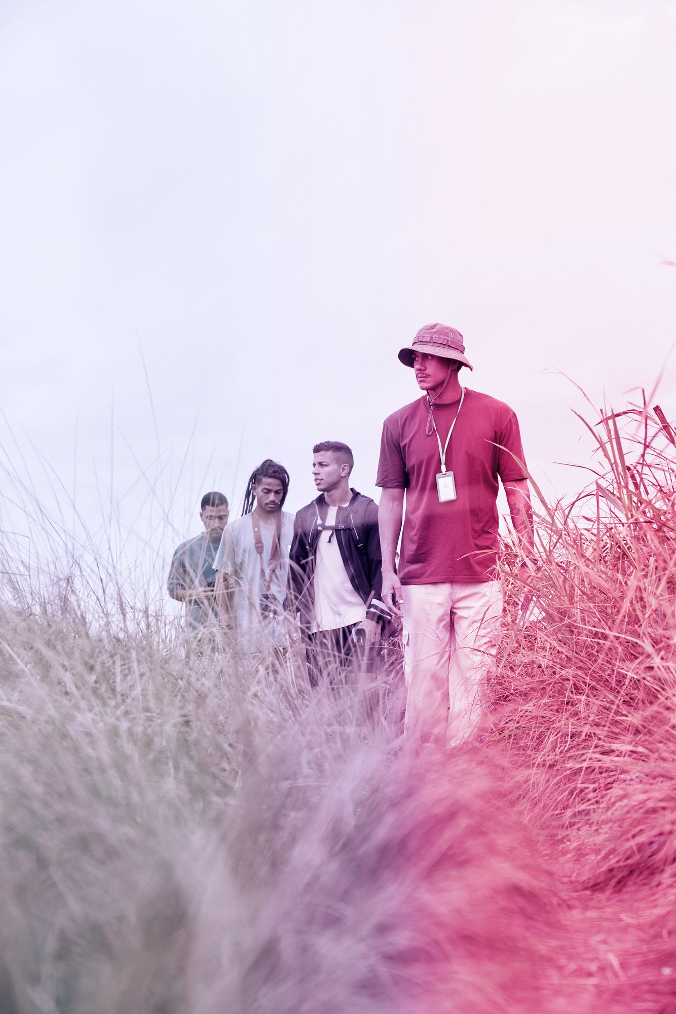 personnes arpentant un sentier