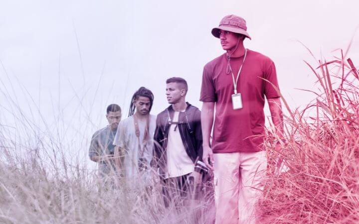 personnes arpentant un sentier 